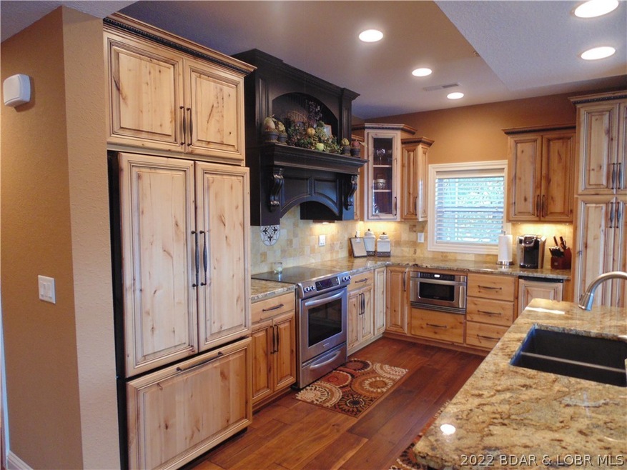 Kitchen W/ Granite