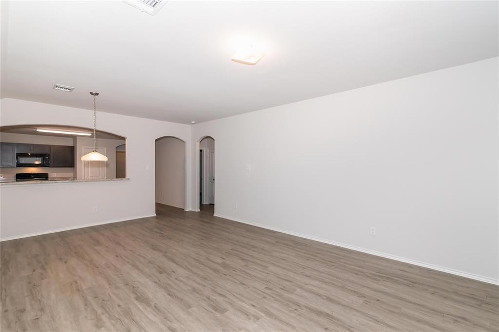 1406 Matthew St, Ennis, TX 75119 - photo 1