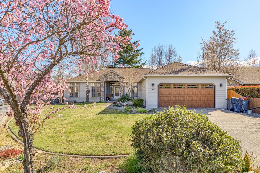 1622 Inverness Dr, Medford, OR 97504 - photo 1