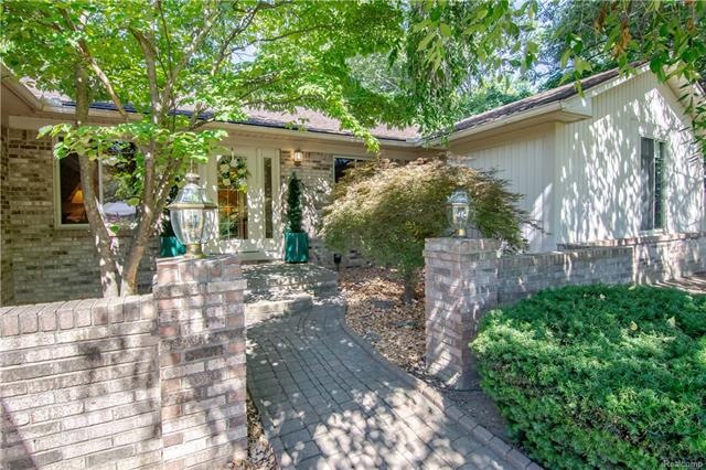 5201 Cherokee Ct, Troy, MI 48098 - photo 1