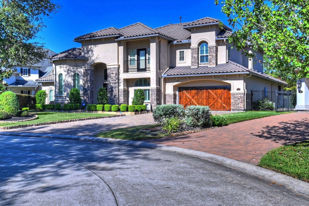 10 Old Castle Ct, the Woodlands, TX 77382 - photo 1