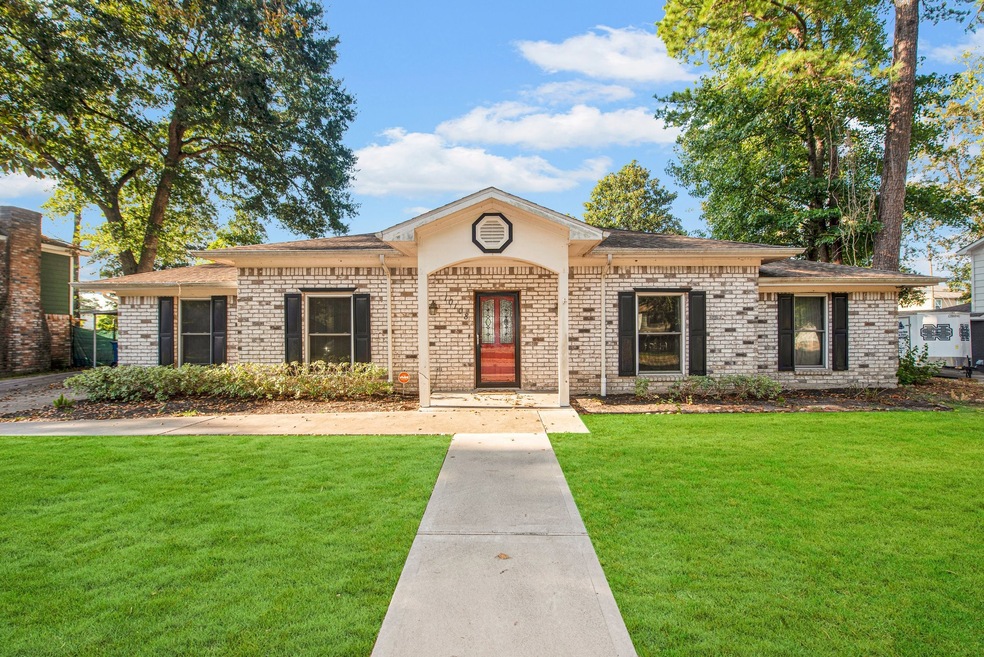 10108 Woodhollow Dr, Conroe, TX 77385 - photo 1