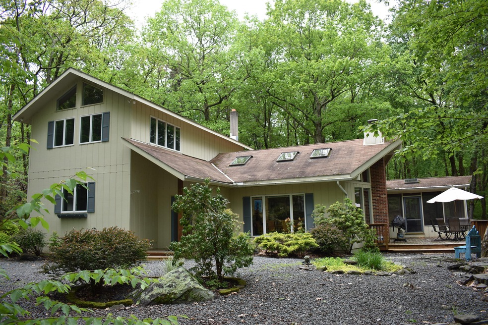 804 Whipple Tree Ct W, Hawley, PA 18428 - photo 1