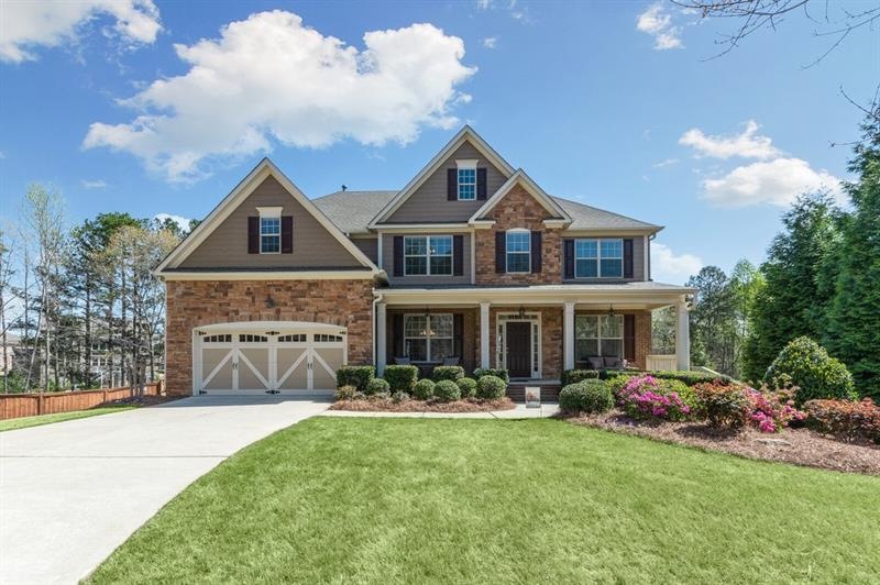 Well cared for home in the cul-de-sac!