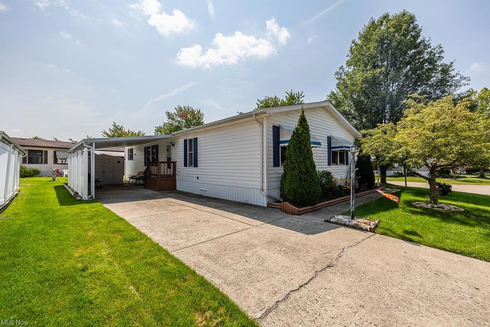 Manufactured / mobile home featuring a front lawn