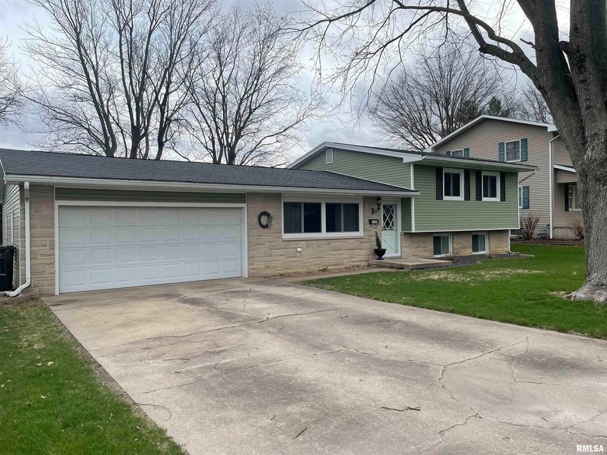 1209 Grandview Ave, Jacksonville, IL 62650 - photo 1