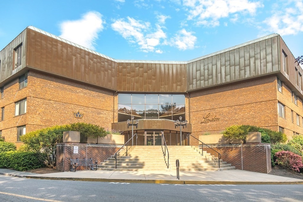 404 Paradise Rd unit 2P, Swampscott, MA 01907 - photo 1