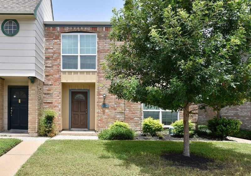 The nice gated community of Hammerly Woods offers