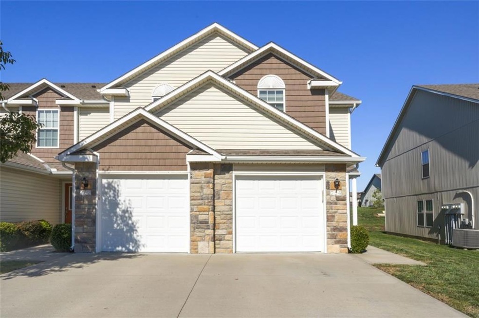 254 N Pointe Ln, Raymore, MO 64083 - photo 1