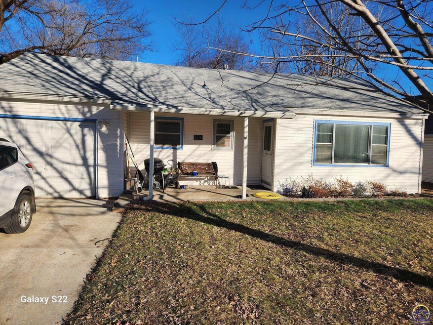 2316 SW Madeline Ln, Topeka, KS 66614 - photo 1