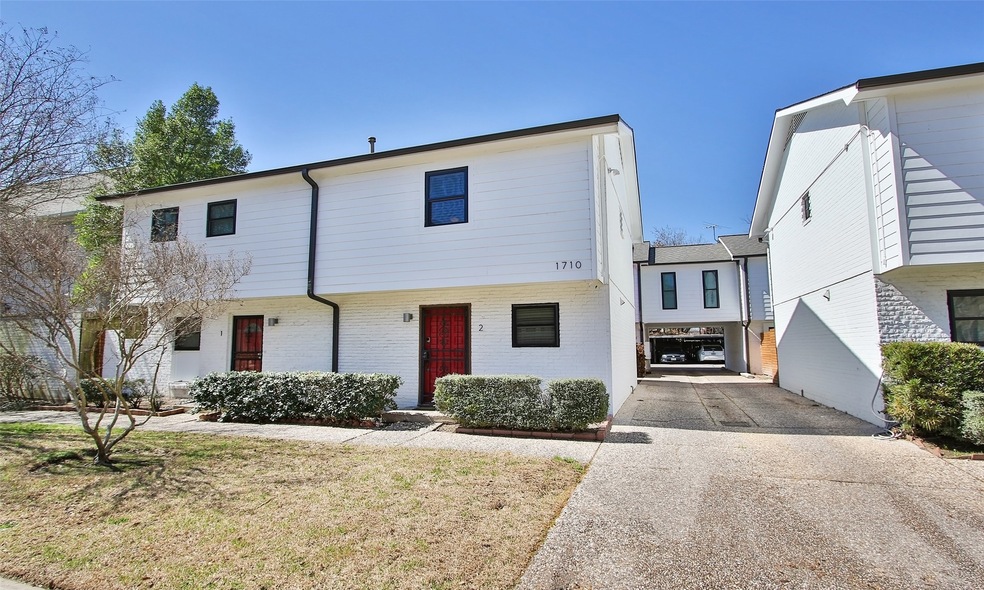 Great location in the middle near River Oaks