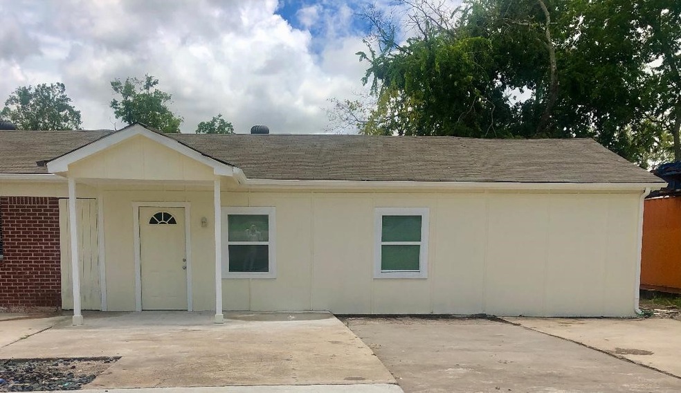 1302 Avenue G, Rosenberg, TX 77471 - photo 1