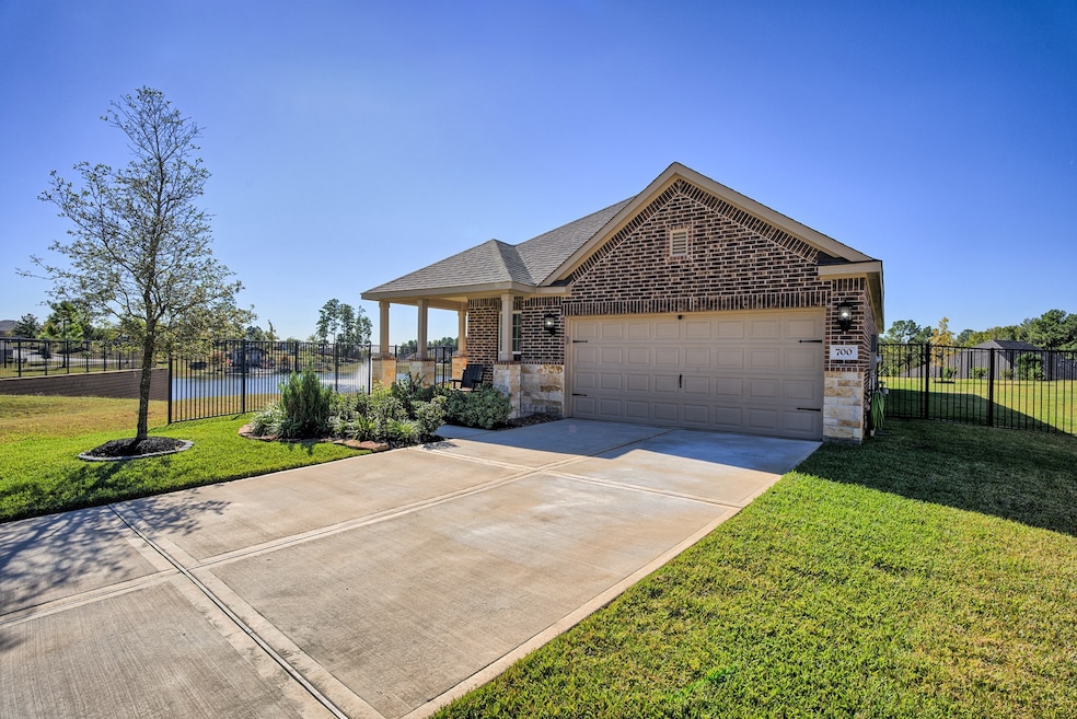 700 Fallen Hemlock Ct, Conroe, TX 77304 - photo 1