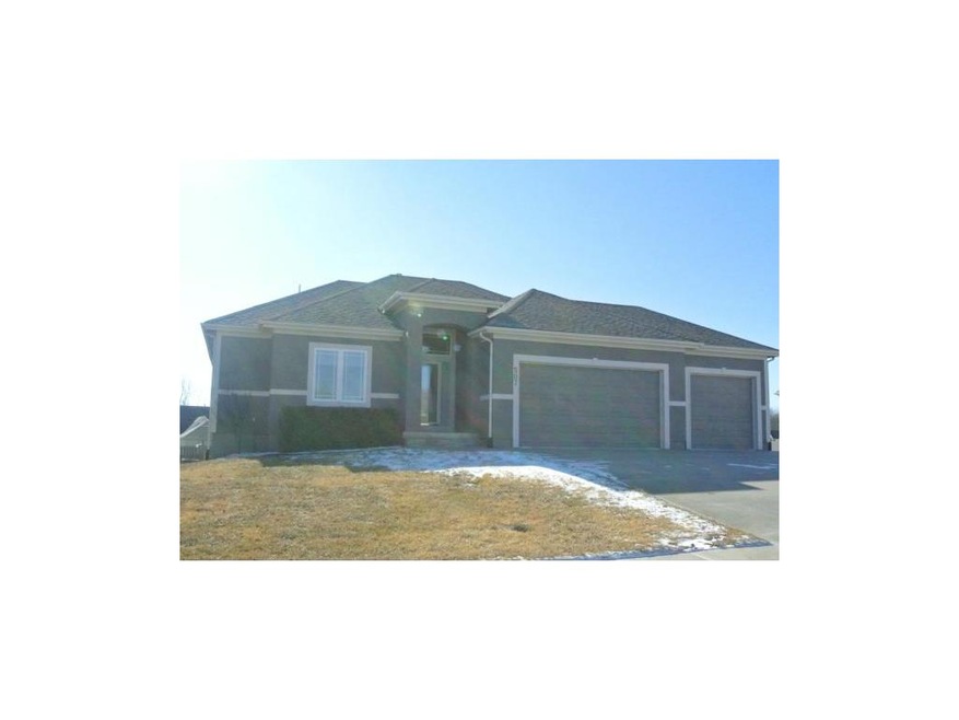 507 Pecan St, Raymore, MO 64083 - photo 1