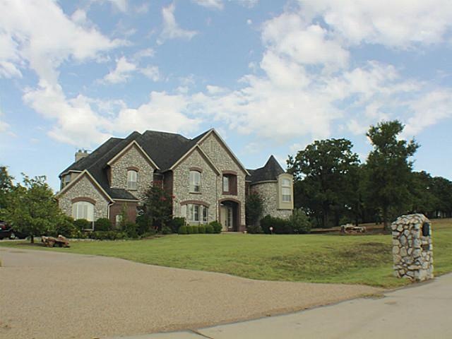 Sitting on 2.5 acres with horse corals. In the EXE