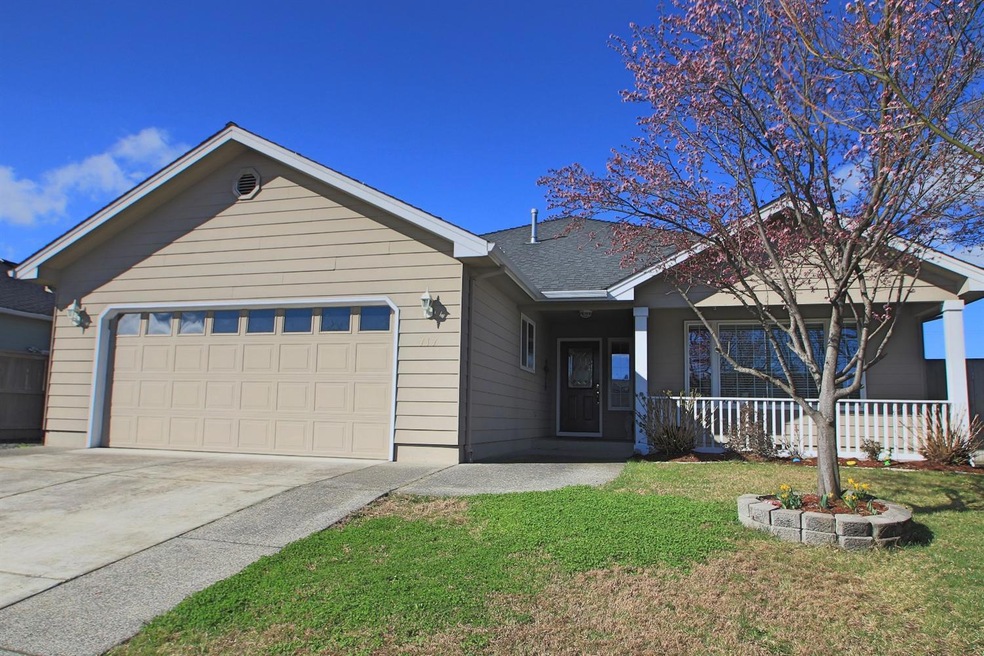 717 Mountain Ave, Central Point, OR 97502 - photo 1