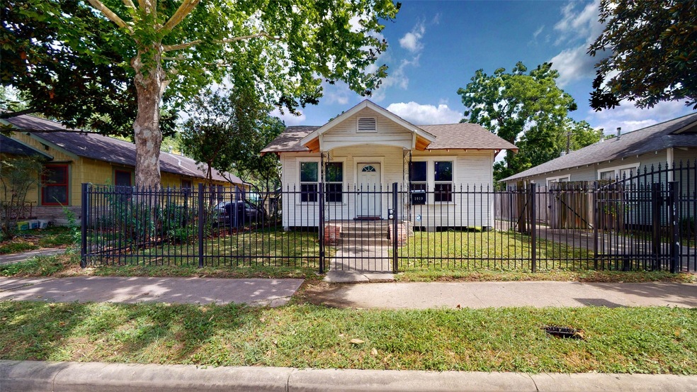 1019 E 14th St, Houston, TX 77009 - photo 1
