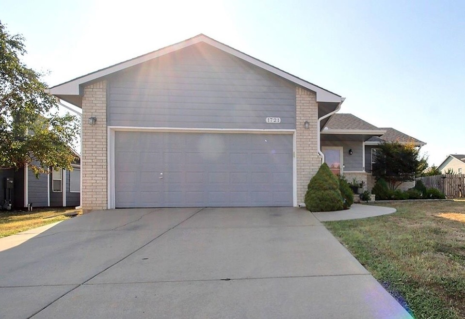 1721 N Wedgewood Ct, Mulvane, KS 67110 - photo 1