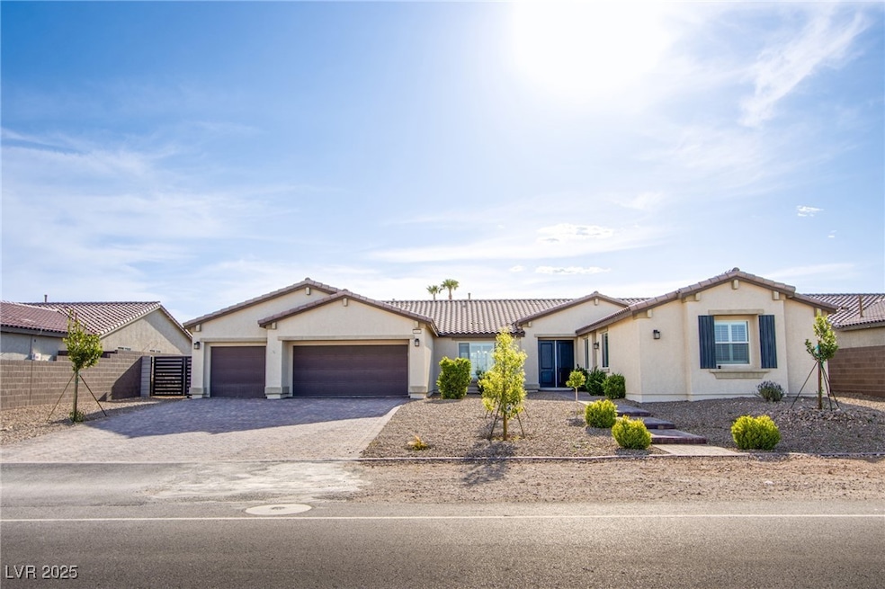 Ranch-style house featuring decorative driveway, a