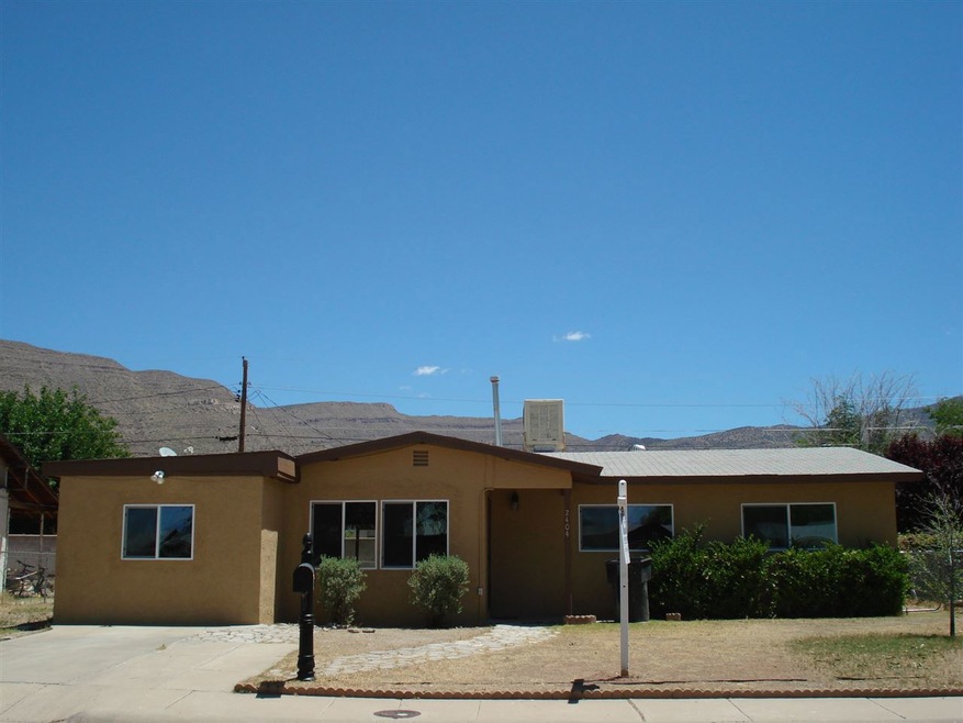 2404 Yale Ave, Alamogordo, NM 88310 - photo 1