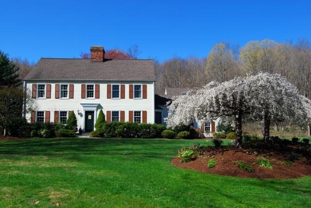 Beautiful center hall colonial on wonderful cul de