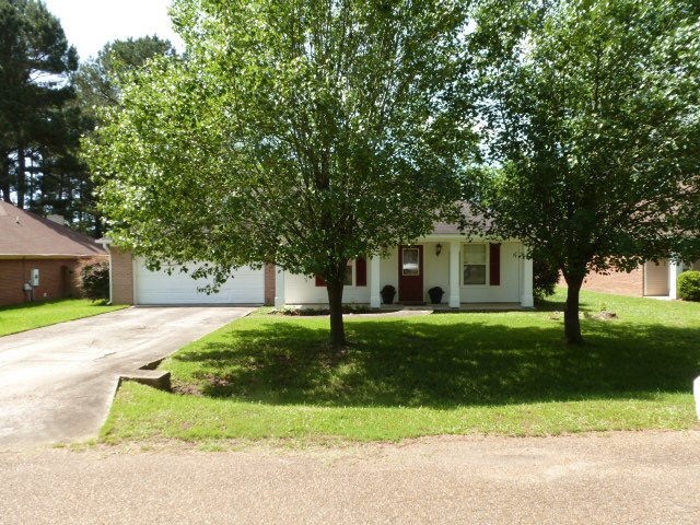 Located on cul de sac Street