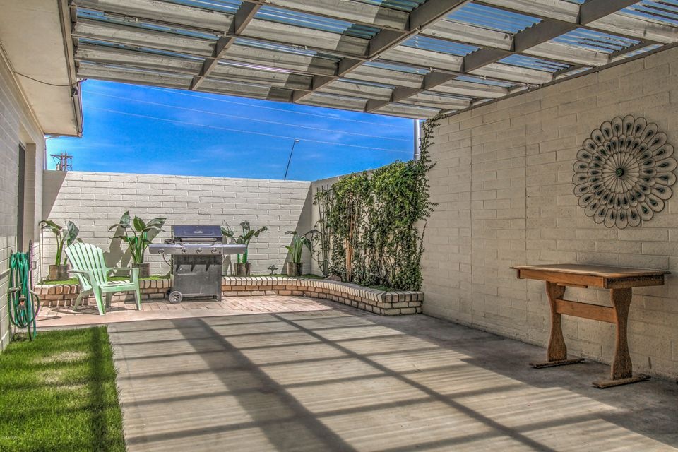 003_Front Courtyard
