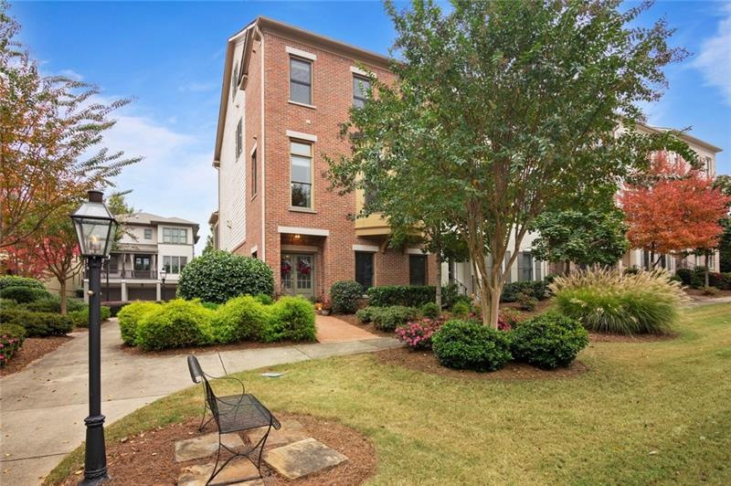 TOWNHOME IS AN END UNITE RIGHT NEAR THE POOL