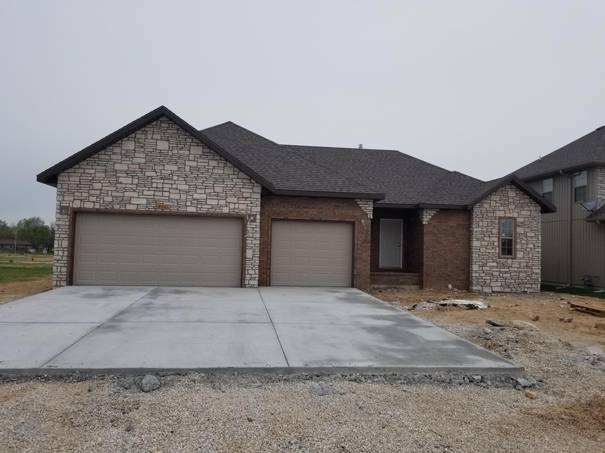 711 N Maplewood Hills Rd, Nixa, MO 65714 - photo 1