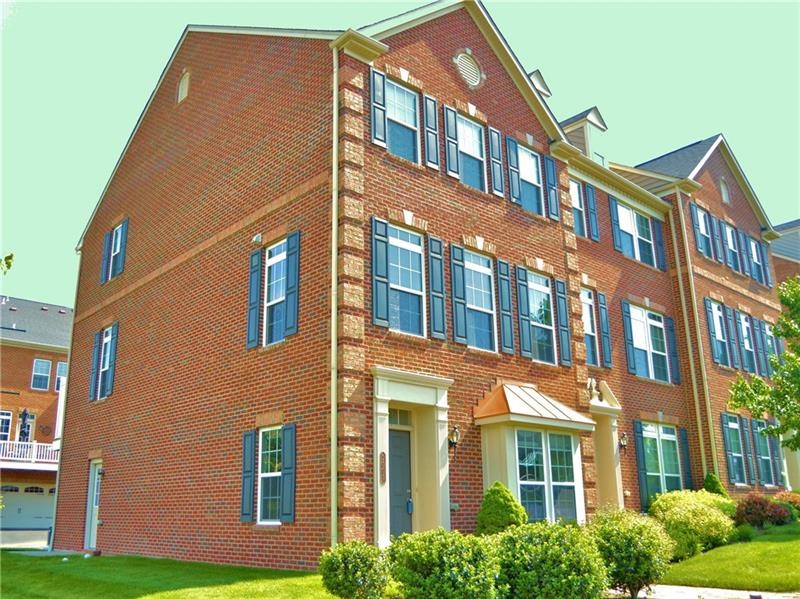 Beautiful end unit 3 Bedrooms, 2.5 baths brick tow