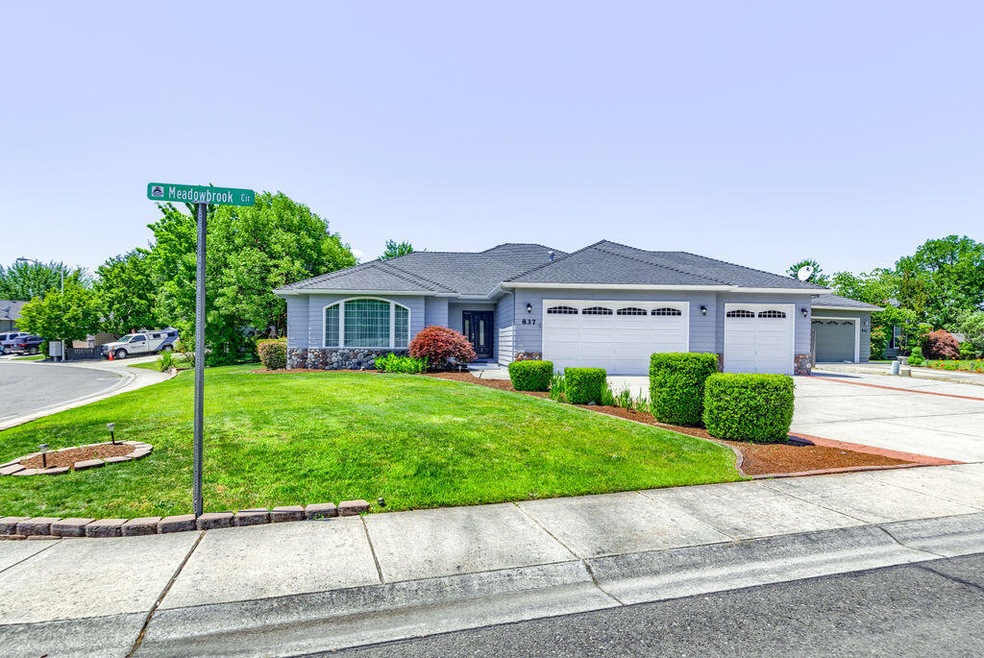 837 Meadowbrook Cir, Central Point, OR 97502 - photo 1