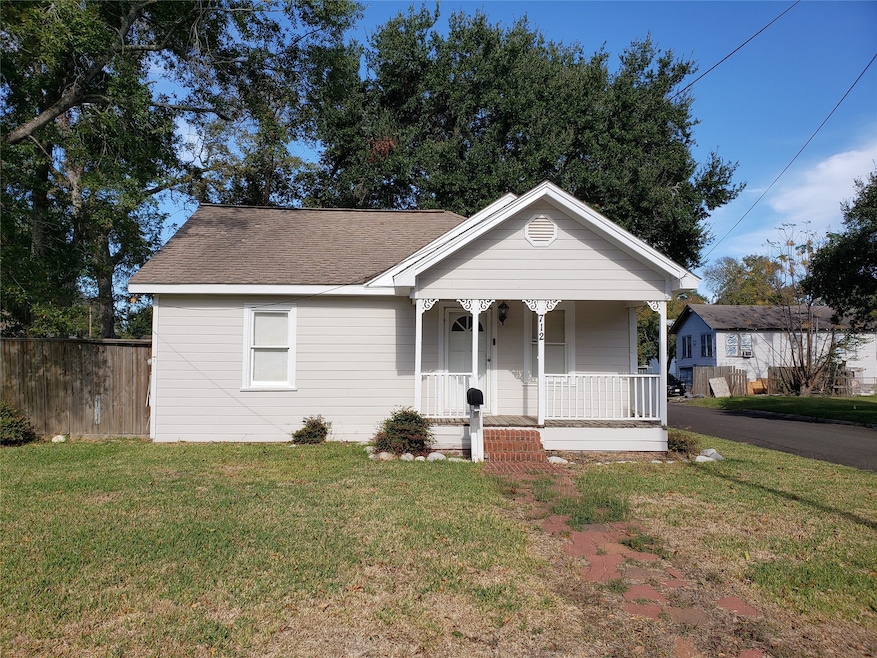 712 E Lobit St, Baytown, TX 77520 - photo 1