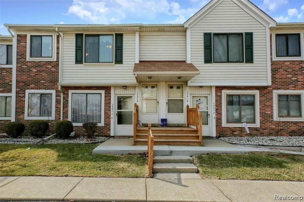 17415 Utica Oaks Ln, Roseville, MI 48066 - photo 1