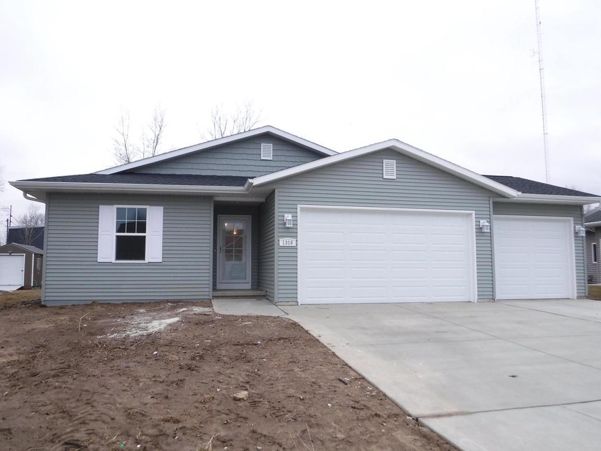 1316 E Ivy Ln, Manitowoc, WI 54220 - photo 1