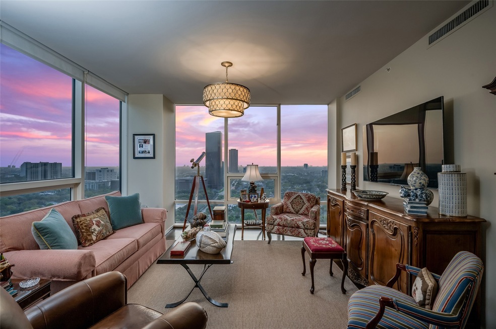 [Den]
Soaring views from an immaculate, superbly