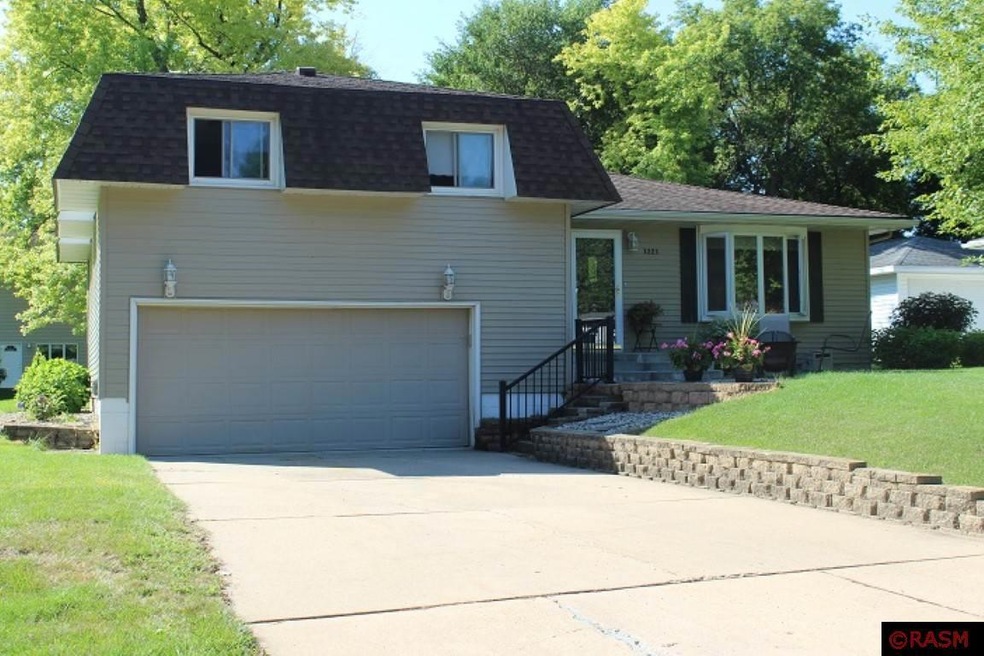 1221 Maplewood Dr, New Ulm, MN 56073 - photo 1