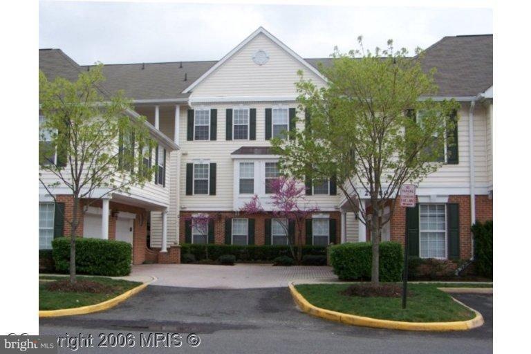 25280 Lake Shore Square unit 302, Chantilly, VA 20152 - photo 1