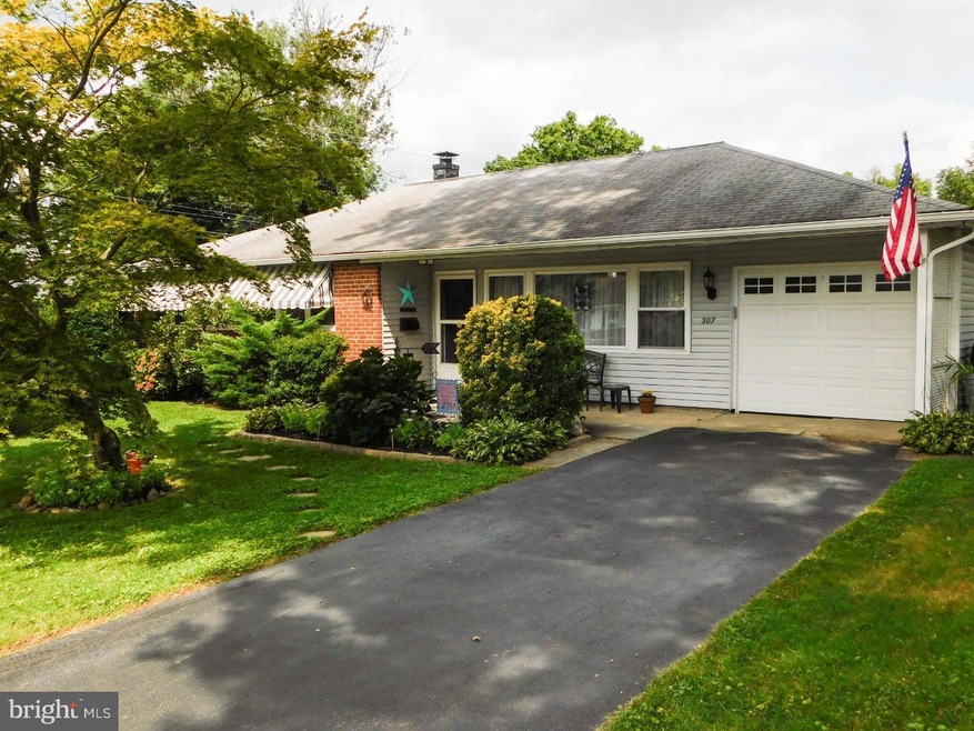 207 Oak Tree Rd, Norristown, PA 19401 - photo 1