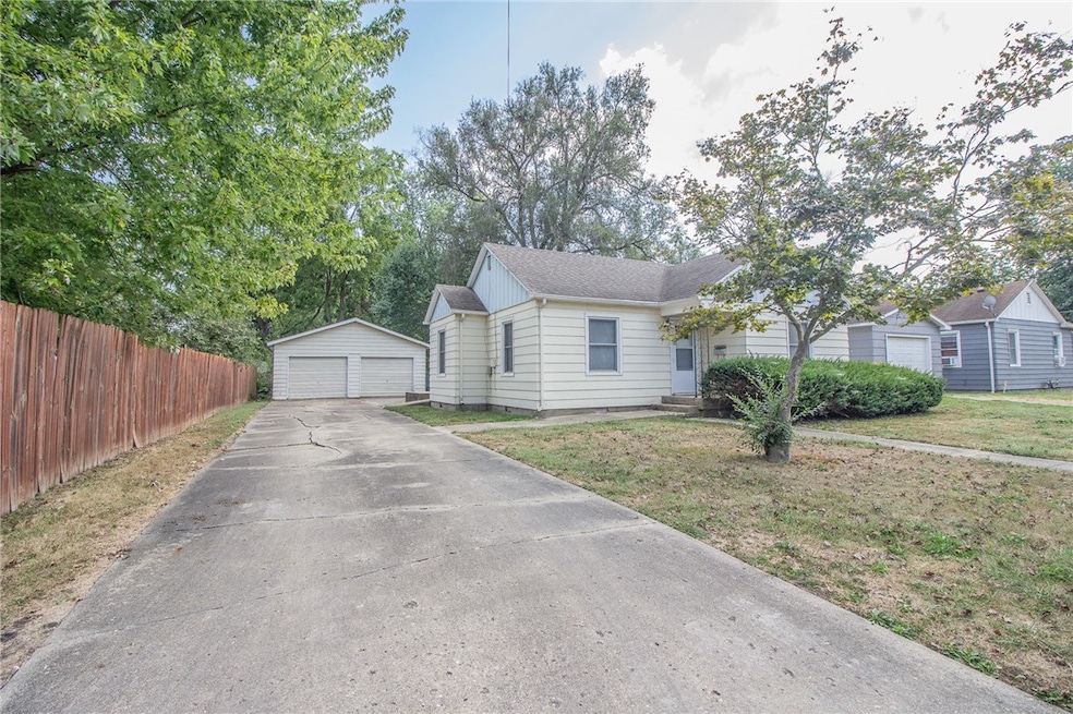 1404 S 6th St, Mattoon, IL 61938 - photo 1