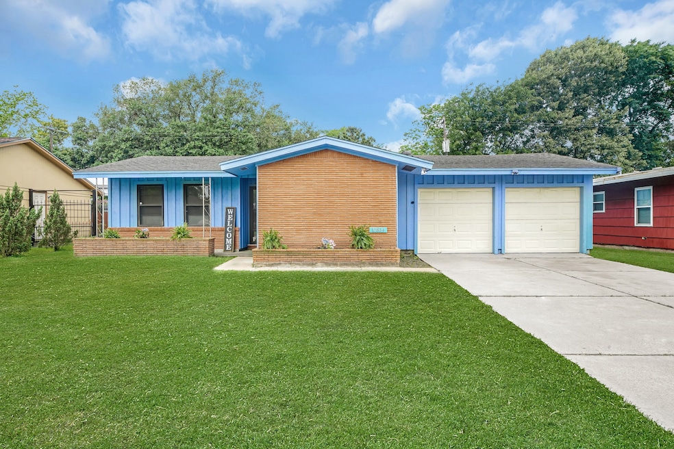 10814 Newton St, Houston, TX 77075 - photo 1