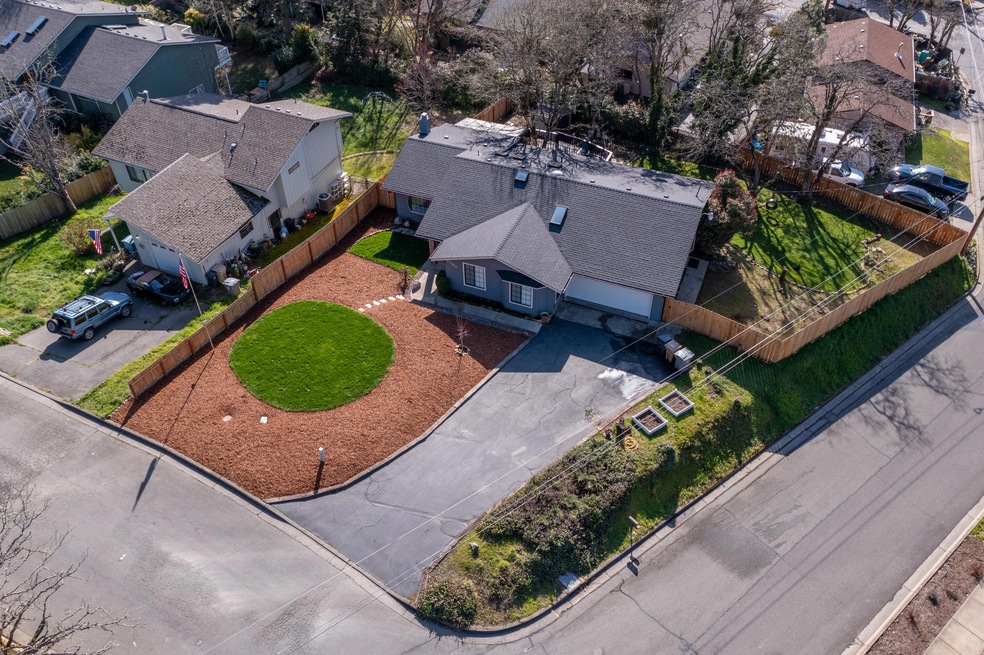 1790 NE Hillcrest Ln, Grants Pass, OR 97526 - photo 1