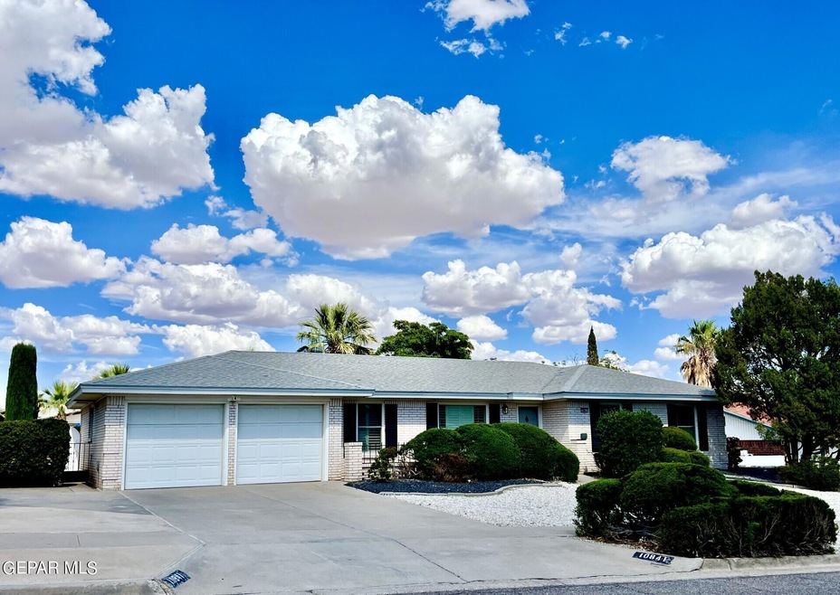 10841 Vista Alegre Dr, El Paso, TX 79935 - photo 1