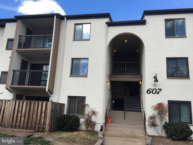 607 Center St unit 101, Herndon, VA 20170 - photo 1