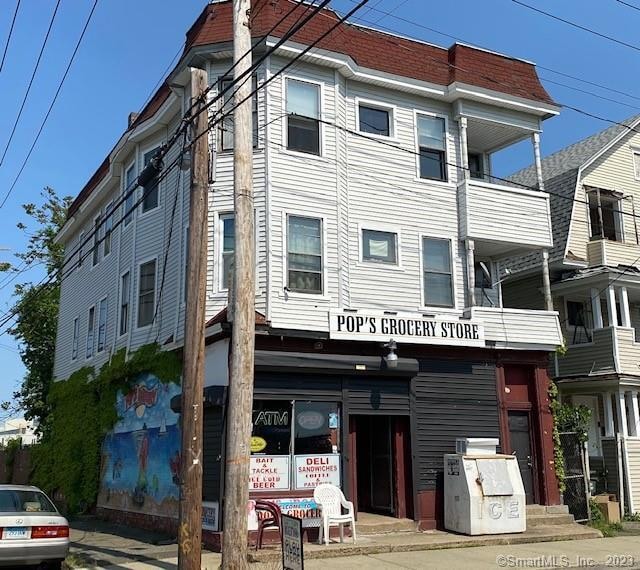 3 Story building1st flr. retail & 2 apt.