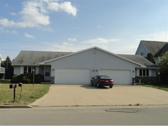 2839 W Glenpark Dr, Appleton, WI 54914 - photo 1