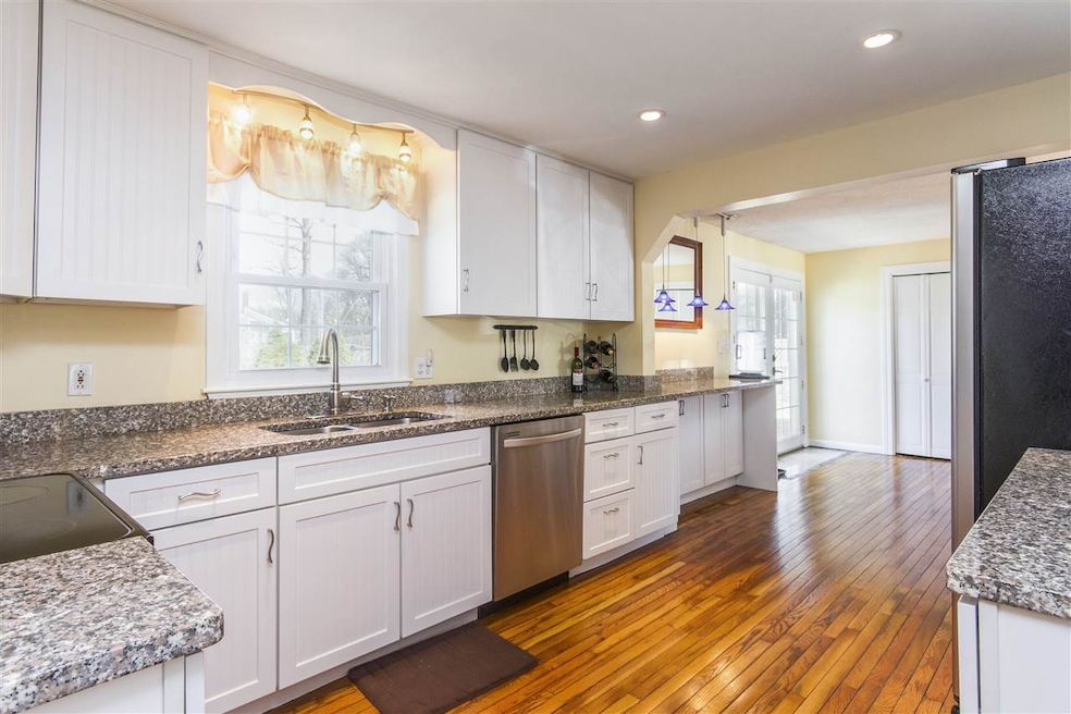 58 Robinhood Rd, Nashua, NH 03062 - photo 1