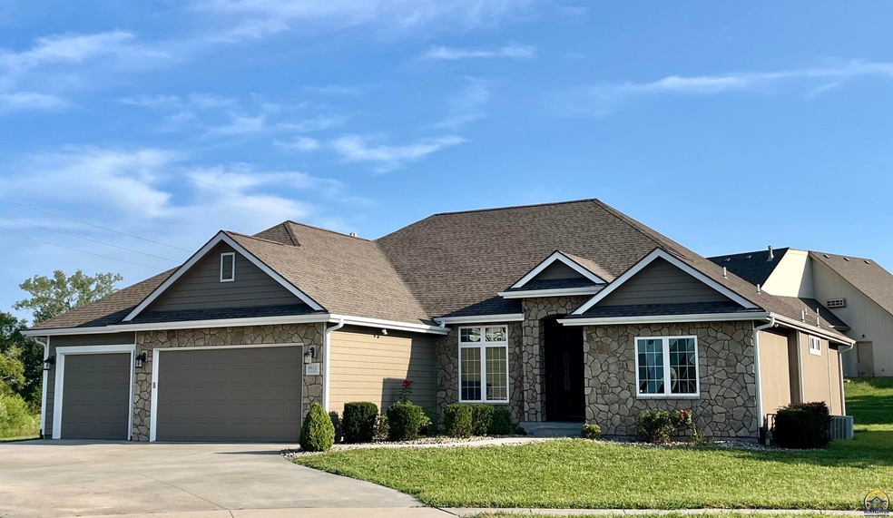 8012 SW 28th Cir, Topeka, KS 66614 - photo 1