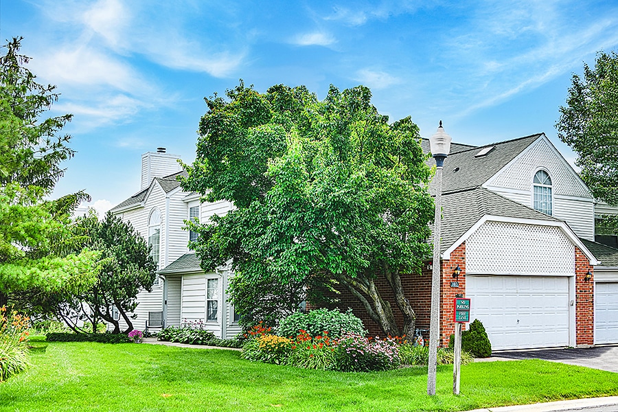 103 Pembroke Cir unit 2E, Lake Bluff, IL 60044 - photo 1