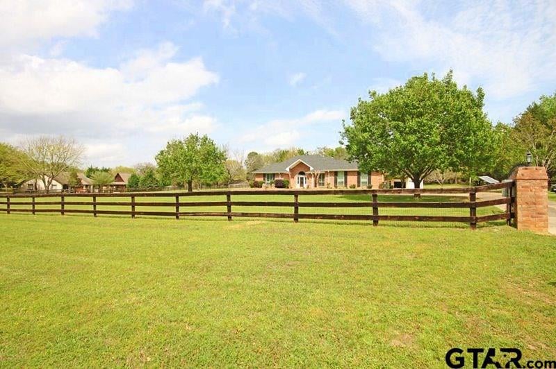 812 812 Jeff Davis, Tyler, TX 75703 - photo 1