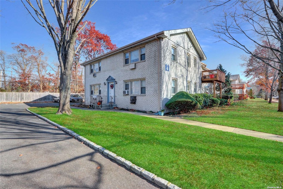 109 Cardinal Ln unit 2B, Islip, NY 11751 - photo 1